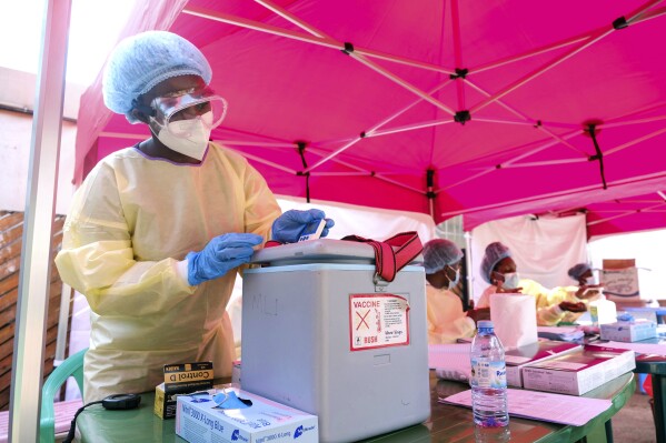 Uganda Screens Departing Travellers for Ebola at Borders, Airport