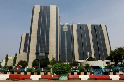 Nigeria Holds Interest Rate at 27.5% to Tame Inflation